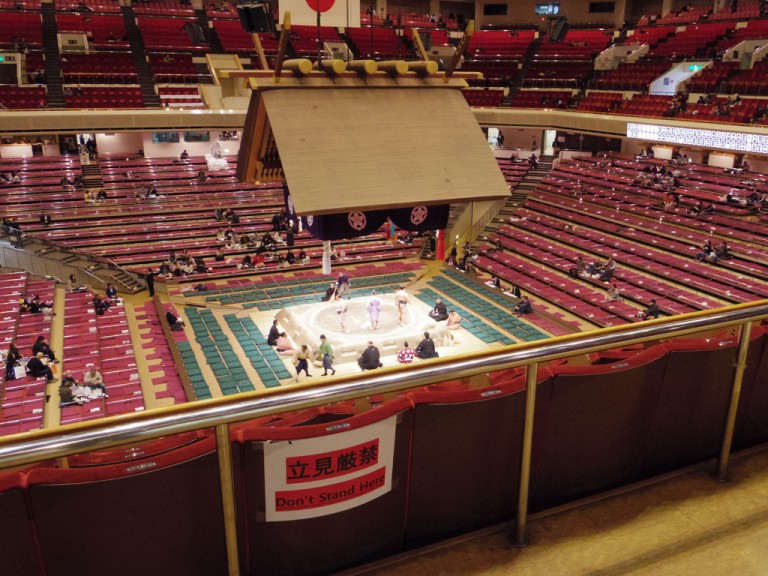 席選びの基本 ~升(マス)席か椅子(イス)席どちらが見やすい?~ 席選びの基本 ~升(マス)席か椅子(イス)席どちらが見やすい?~